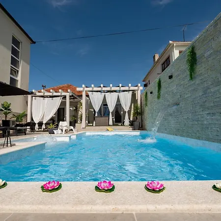 Tyra Delux * Zadar