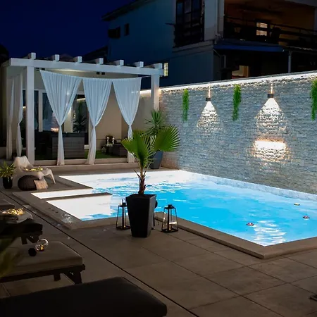 Tyra Delux Apartament *