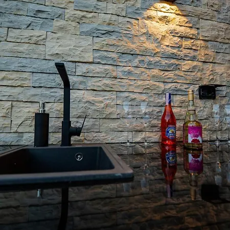 Tyra Delux Apartament *